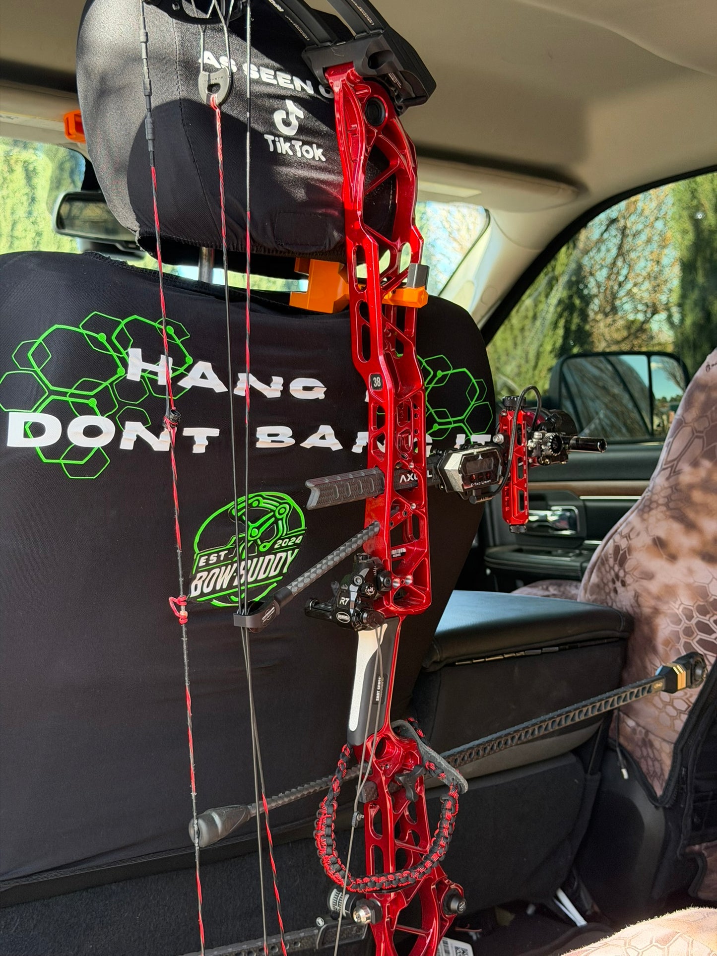 ツイストオン式3.0 Bow Buddy™ ヘッドレストボウハンガー（トラック＆SUV用）